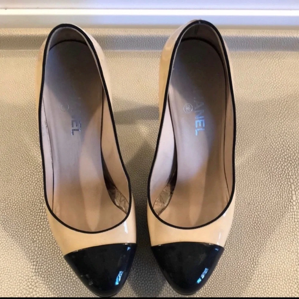 CHANEL Two-Tone Black and Cream Heels - Picture 4 of 5